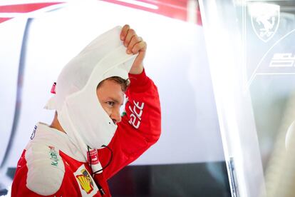 El alemán Sebastian Vettel, del equipo Ferrari, se quita el sotocasco al finalizar la sesión de entrenamiento, en el GP de Japón, en el circuito de Suzuka.