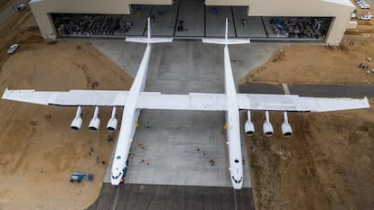 <p>Alas de 117 metros que unen dos cabinas, seis motores de Boeing 747, capacidad de carga de 226 toneladas y más de 3.000 kilómetros de autonomía. Es el avión con más envergadura del mundo. Denominado Scaled Composites Model 351 (apodado Roc) lleva en desarrollo desde 2010 por la compañía <a href="http://www.stratolaunch.com/">Stratolaunch</a>, de la que es dueño Paul Allen, cofundador de <a href="https://www.microsoft.com/es-es">Microsoft</a>. Aunque podría adaptarse al transporte de pasajeros, esa no será su función. Roc ha sido diseñado para poner satélites en órbita.</p>