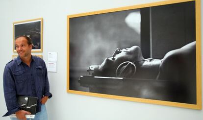 El fotógrafo Álvaro Ybarra, junto a una de sus obras en la presentación de 'Guerra y Paz: una visión personal'.