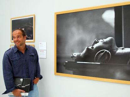 El fotógrafo Álvaro Ybarra, junto a una de sus obras en la presentación de 'Guerra y Paz: una visión personal'.