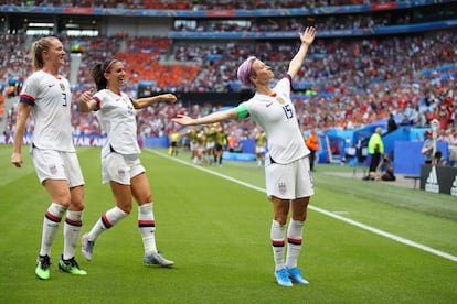 La jugadora estadounidense Megan Rapinoe (a la derecha) celebra con sus compañeras Alex Morgan (a la izquierda) y Samantha Mewis, el primer tanto de la final del Mundial de Fútbol femenino frente Holanda, celebrado en París (Francia) el 7 de julio.