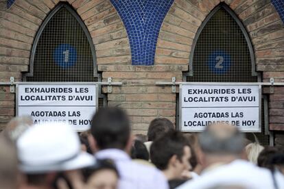 En las taquillas de la plaza de toros la Monumental de Barcelona cuelga un cartel que señala que no quedan billetes para la última corrida celebrada en el coso.