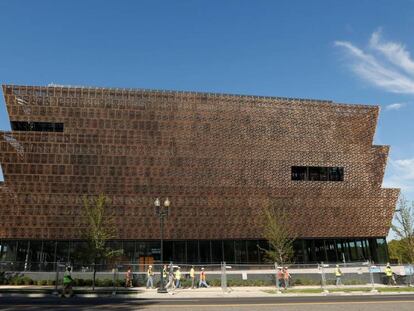 Museo Nacional de la Historia y Cultura Afroamericana, en Washington, junto al monumento a George Washington.