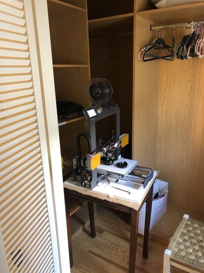 La impresora 3D de la RABASF en uno de los armarios del domicilio particular de Isabel Sánchez-Bella.