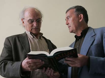 Agustín Sánchez Vidal (a la derecha), con Carlos Saura en la presentación de <i>La llave maestra.</i>