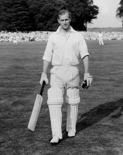 El Duque de Edimburgo siempre ha sido muy fan del cricket. En la imagen, durante un partido en el Castillo de Arundel (1953).
