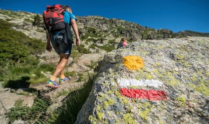 Visitantes realizan la ruta GPR, uno de los itinerarios que ofrece Andorra.