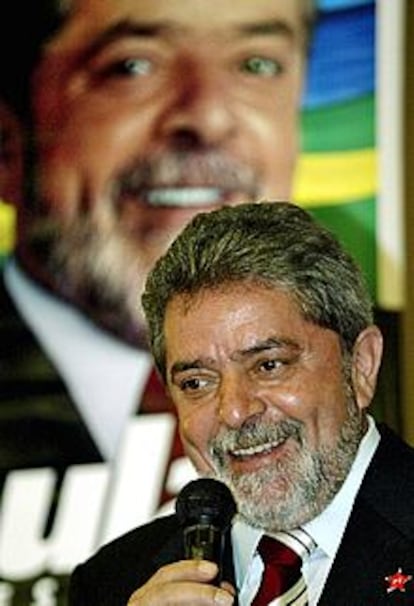 Lula se dirige a los periodistas tras su triunfo electoral.