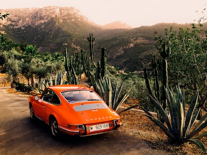 Un Porsche antiguo en el pueblo de Deià.