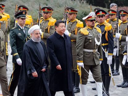 El presidente chino, Xi Jingping (derecha), junto a su homólogo iraní, Hassan Rowhnai, en enero en Teherán.