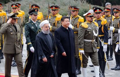 El presidente chino, Xi Jingping (derecha), junto a su homólogo iraní, Hassan Rowhnai, en enero en Teherán.