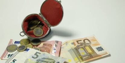 Diversos billetes y monedas de euro.