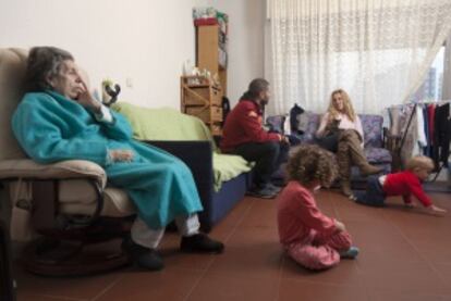 Azucena Paredes y su familia en la casa que okuparon tras ser desahuciados de su piso de Manoteras.