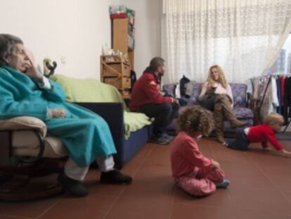Azucena Paredes y su familia en la casa que okuparon tras ser desahuciados de su piso de Manoteras.