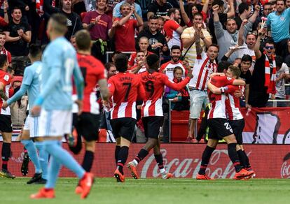 Los jugadores del Athletic de Bilbao celebran el gol de Raúl García ante el Celta de Vigo en San Mamés.