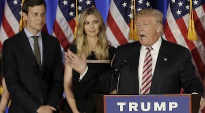 Trump, durante un discurso, con su yerno Jared Kushner y su hija Ivanka.