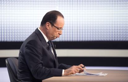 El presidente Hollande durante la entrevista transmitida ayer.