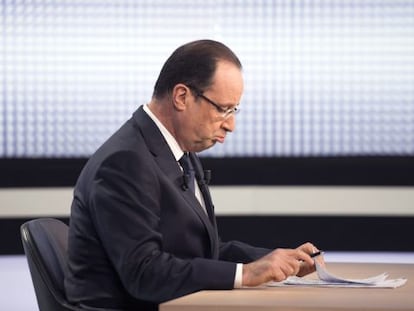 El presidente Hollande durante la entrevista transmitida ayer.