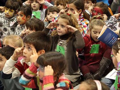 Niños participan en un espectáculo de Expojove