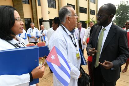 La bienvenida a Kenia de 100 doctores cubanos en junio de 2018.