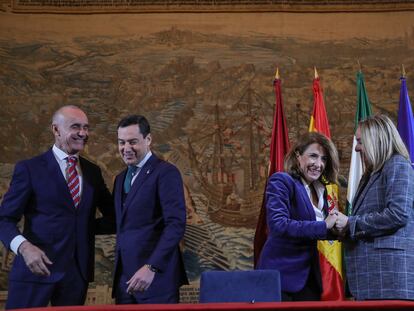 El alcalde de Sevilla, Antonio Muñoz, y la candidata a la alcaldía de Granada por el PP y consejera de Fomento, Marifrán Carazo, en los extremos, junto al presidente de la Junta, Juan Manuel Moreno, y la ministra de Transportes, Raquel Sánchez.