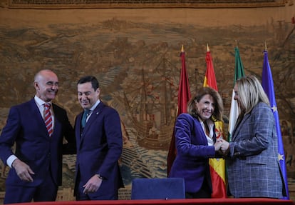 El alcalde de Sevilla, Antonio Muñoz, y la candidata a la alcaldía de Granada por el PP y consejera de Fomento, Marifrán Carazo, en los extremos, junto al presidente de la Junta, Juan Manuel Moreno, y la ministra de Transportes, Raquel Sánchez.