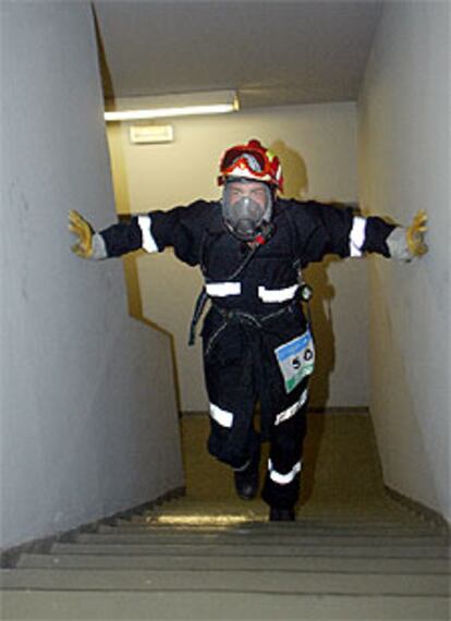 Un bombero sube la torre Mapfre en la prueba reina de los Juegos, con todo el equipo de extinción a cuestas.