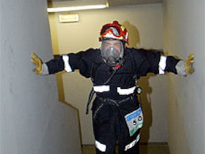 Un bombero sube la torre Mapfre en la prueba reina de los Juegos, con todo el equipo de extinción a cuestas.
