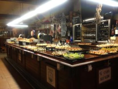 Barra de 'pintxos' en Casa Alcalde, en Donosti.