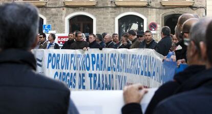 Trabajadores de Navantia protestan frente a la Diputaci&oacute;n de C&aacute;diz, ayer.