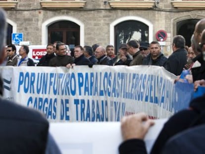 Trabajadores de Navantia protestan frente a la Diputaci&oacute;n de C&aacute;diz, ayer.