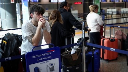 Nicolas Di Francescantonio espera la reapertura del aeropuerto londinense en el aeropuerto romano de Fiumicino Airport.