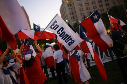 Personas sosteniendo banderas del En Contra durante el plebiscito de 2023 en Chile