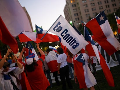 Ciudadanos chilenos sostienen banderas durante una manifestación en contra de la última propuesta de Constitución, en Santiago, el pasado 17 de diciembre.