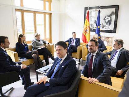 Pedro Sánchez (al fondo), junto a varios jefes de Estado y de Gobierno de la UE, en una cumbre extraordinaria celebrada el pasado 21 de febrero.