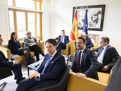 Pedro Sánchez (en el centro al fondo de la imagen), junto a algunos de sus homólogos de la UE, durante su viaje a Bruselas para la reunión extraordinaria del Consejo Europeo, el pasado 21 de febrero.  BORJA PUIG DE LA BELLACASA / MONCLOA