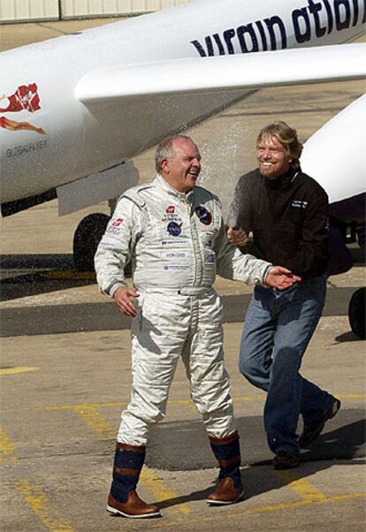 Fosset y Branson celebran, junto al avión, la hazaña del primero.