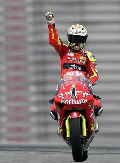 Jorge Lorenzo cruza la línea de meta.