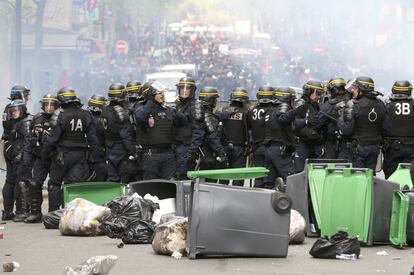 French CRS riot police face off with French labour union workers and students during a demonstration against the French labour law proposal in Paris, France, as part of a nationwide labor reform protests and strikes, April 28, 2016.   REUTERS/Charles Platiau