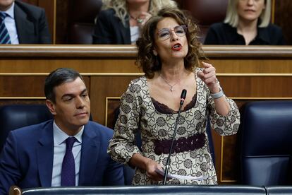 La vicepresidenta primera y ministra de Hacienda y de Función Pública, María Jesús Montero, interviene durante la sesión de control al Gobierno celebrada este miércoles en el Congreso.