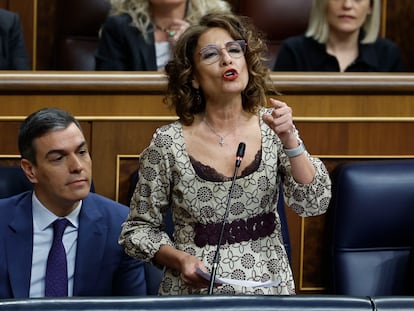 La vicepresidenta primera y ministra de Hacienda y de Función Pública, María Jesús Montero, interviene durante la sesión de control al Gobierno celebrada este miércoles en el Congreso.