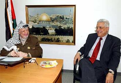 Yasir Arafat y Abu Mazen, durante la reunión que mantuvieron ayer en Ramala.