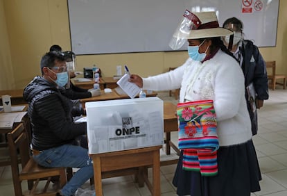 Una mujer ejerce su derecho al voto durante las elecciones presidenciales de 2021 en Cusco, Perú.