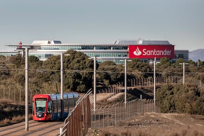 Una imagen de archivo de las oficinas de Santander en Boadilla del Monte