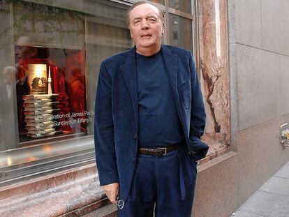 El escritor James Patterson, junto al escaparate de la tienda Tiffany & Co. de Nueva York con sus libros.