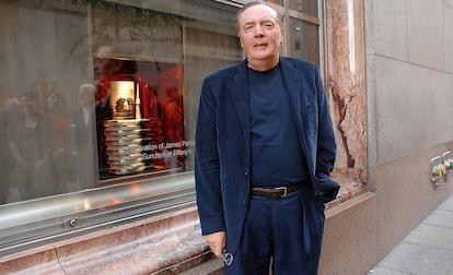 El escritor James Patterson, junto al escaparate de la tienda Tiffany & Co. de Nueva York con sus libros.
