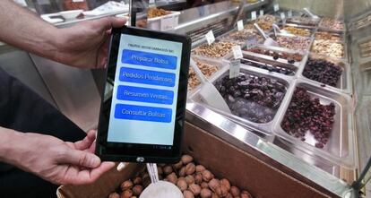 Una de las tabletas instaladas en los puestos del Mercat Central. 