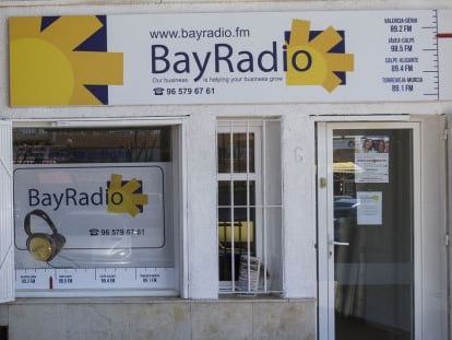 Instalaciones de Bay Radio, una emisora sin licencia que emite desde la zona de El Arenal en Xàbia.