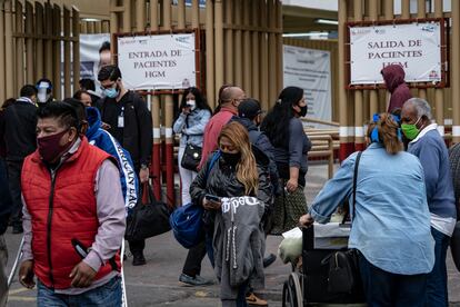 Decenas de personas esperan afuera de un hospital de Ciudad de México, en noviembre.