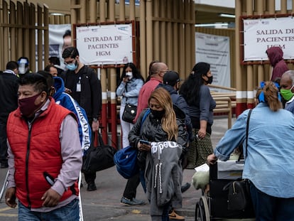 Decenas de personas esperan afuera de un hospital de Ciudad de México, en noviembre.